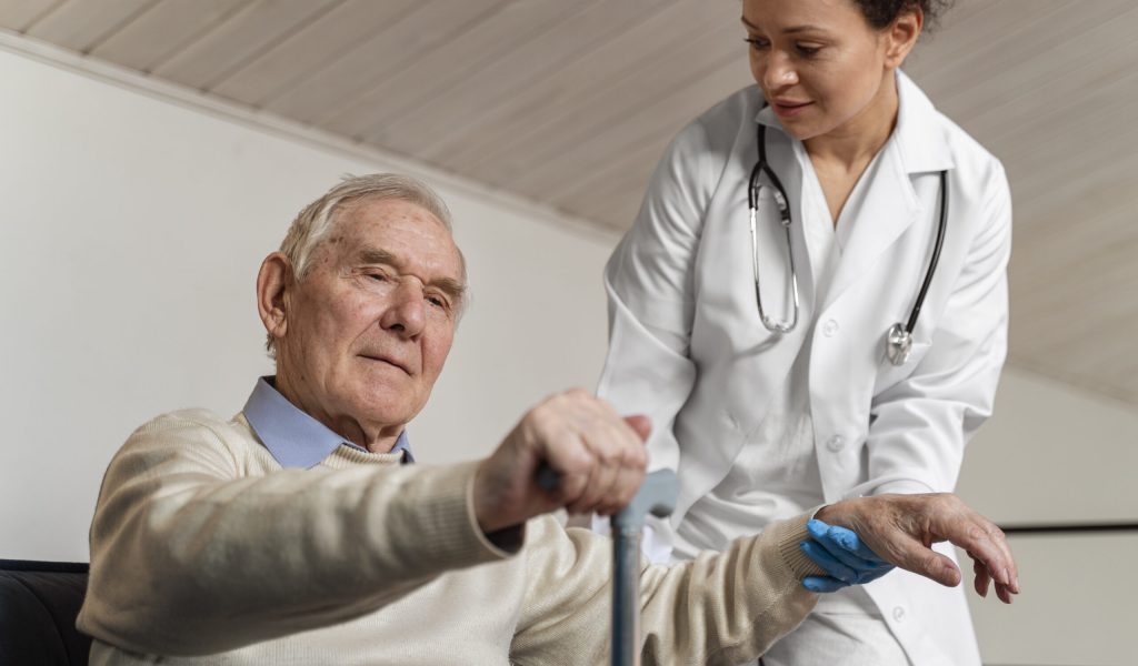 medico-ajudando-seu-antigo-paciente-a-se-levantar